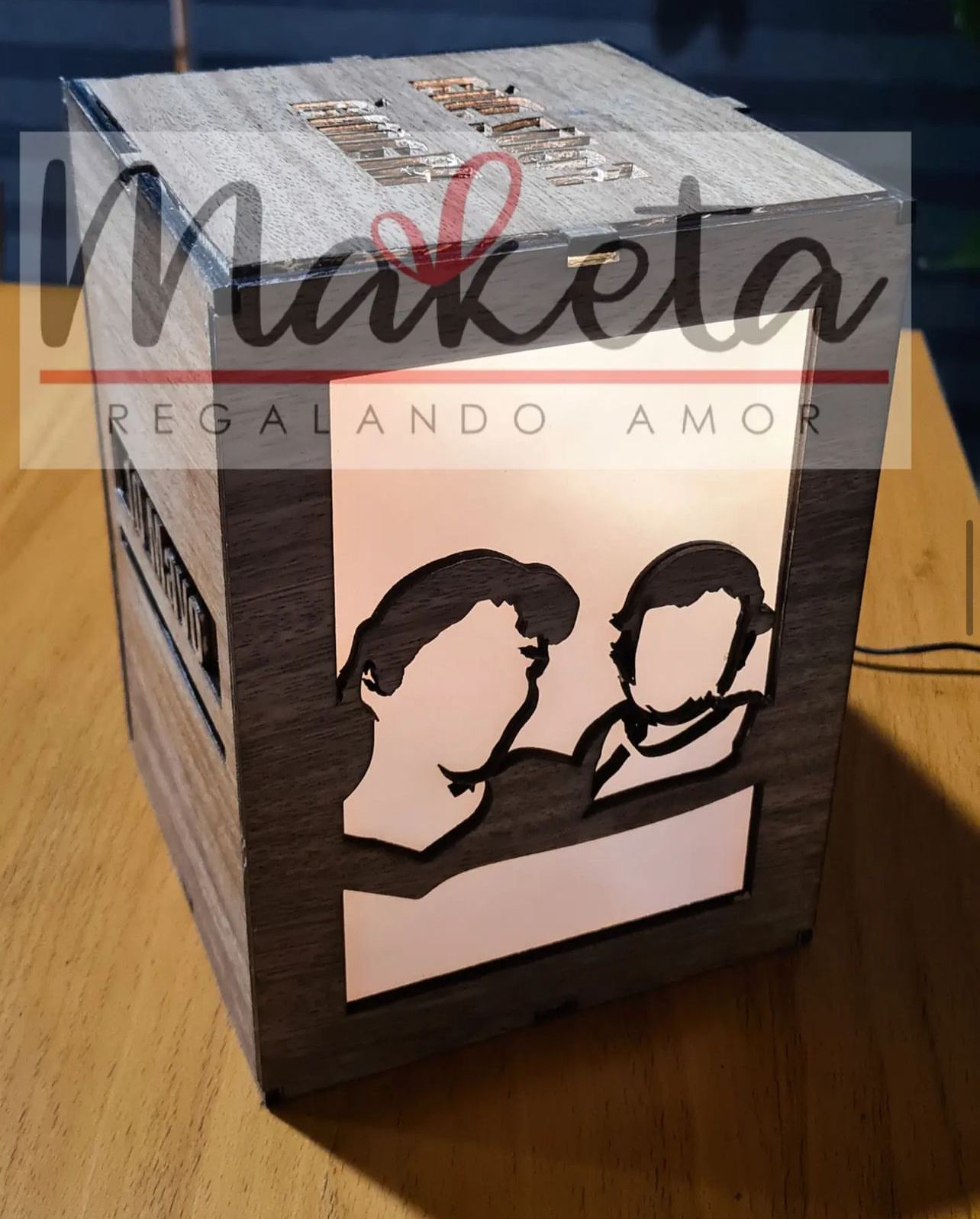 Lámpara Cuadrada con Reflector – Maketa